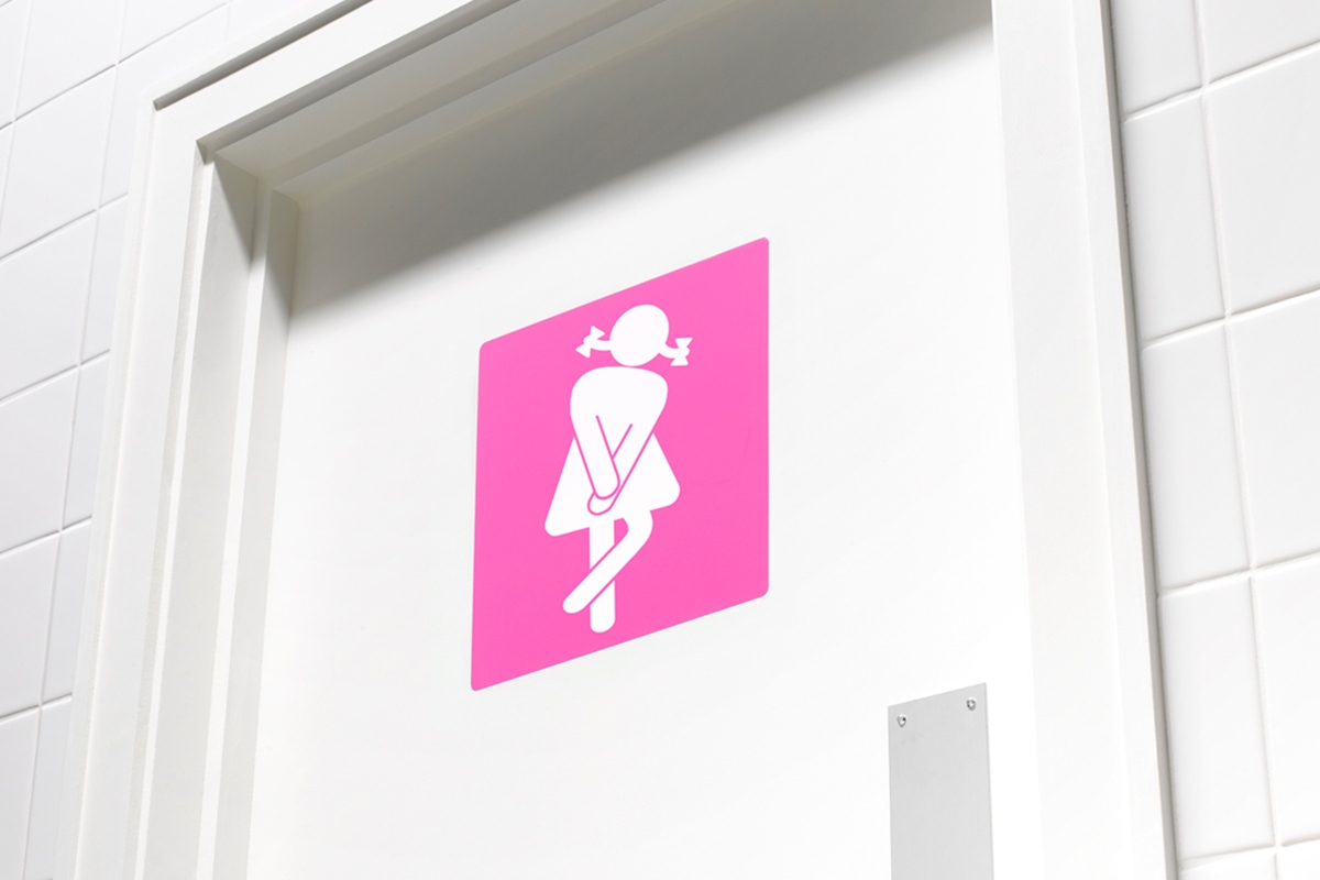 Foto mostra porta de banheiro feminino sinalizado com boneca - Metrópoles - vagina, xixi, infecção urinária, urina