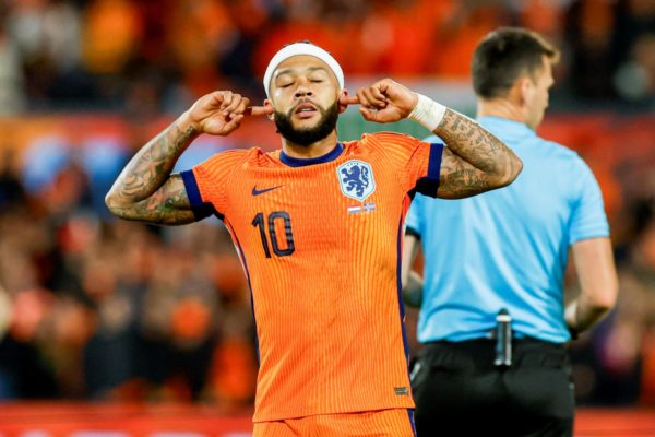 Comemoração característica de Depay - Metrópoles