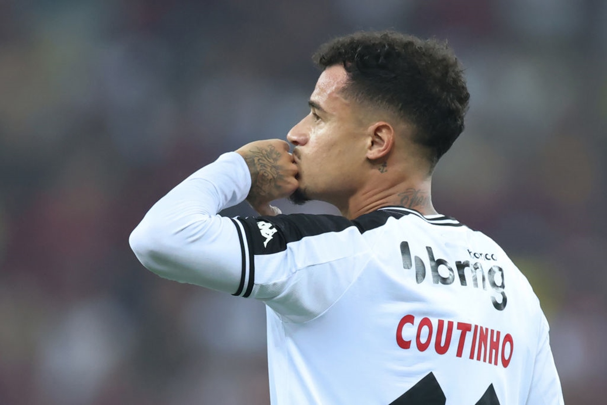 Coutinho beija aliança após marcar seu primeiro gol no retorno ao Vasco, no Campeonato Brasileiro.