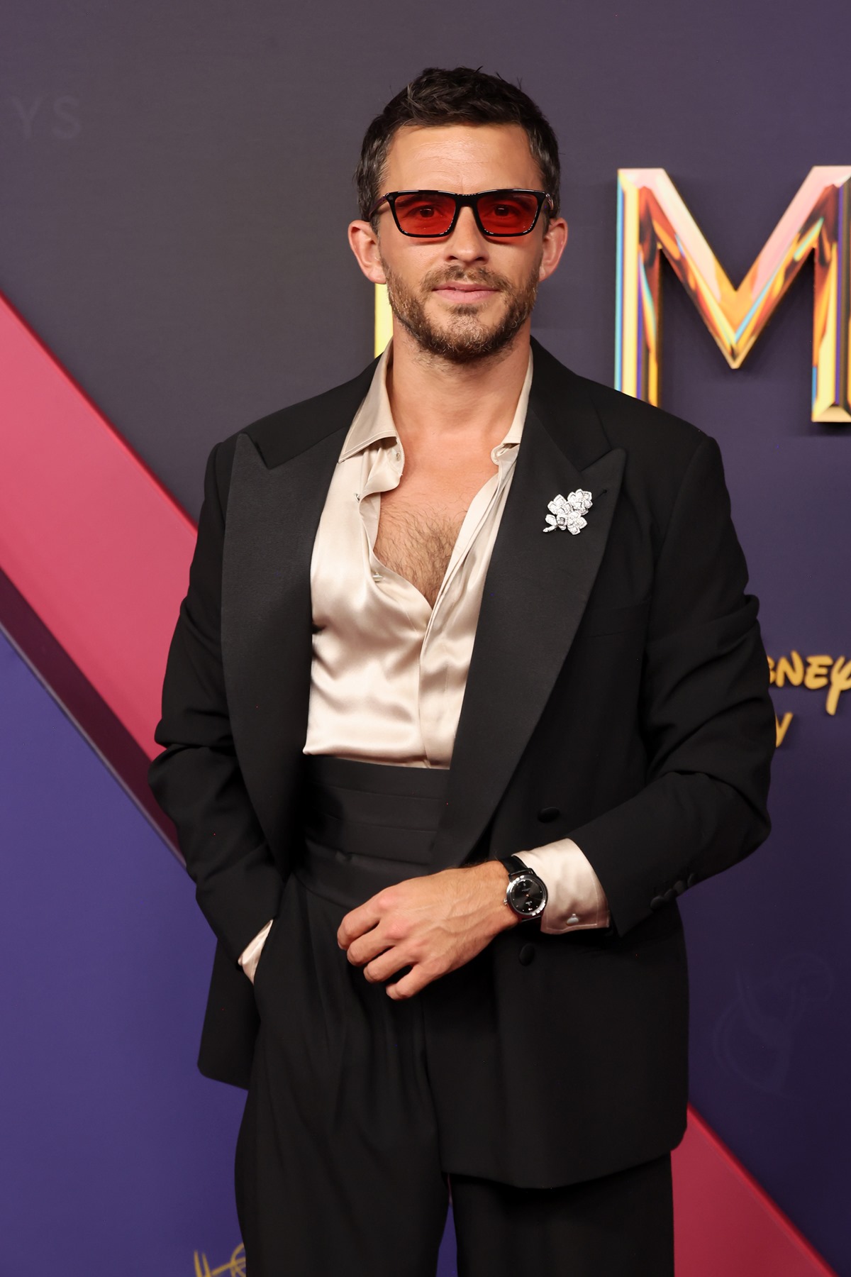 Jonathan Bailey emmy awards 2024 tapete vermelho premiação - metrópoles