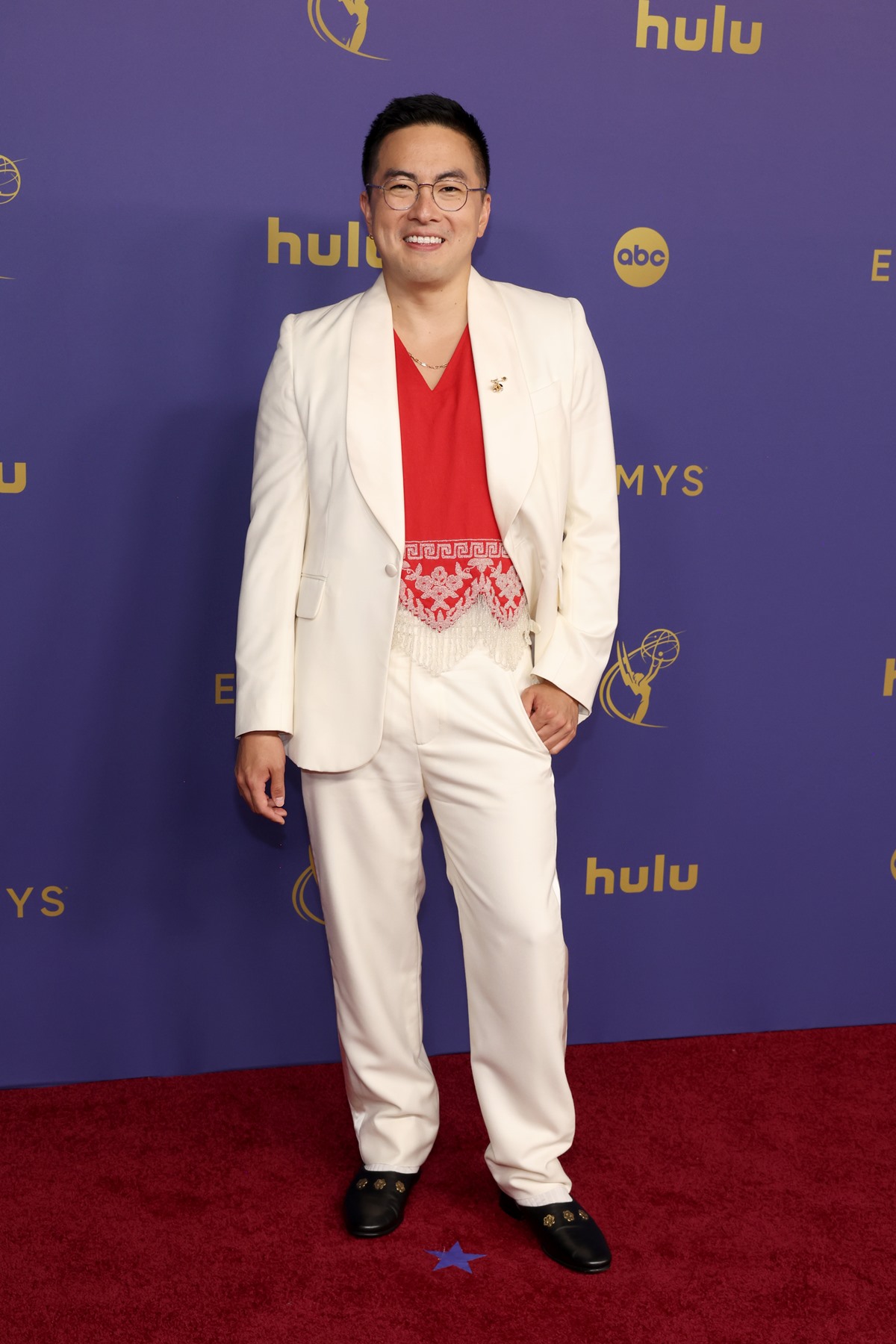 Bowen Yang emmy awards 2024 tapete vermelho premiação - metrópoles