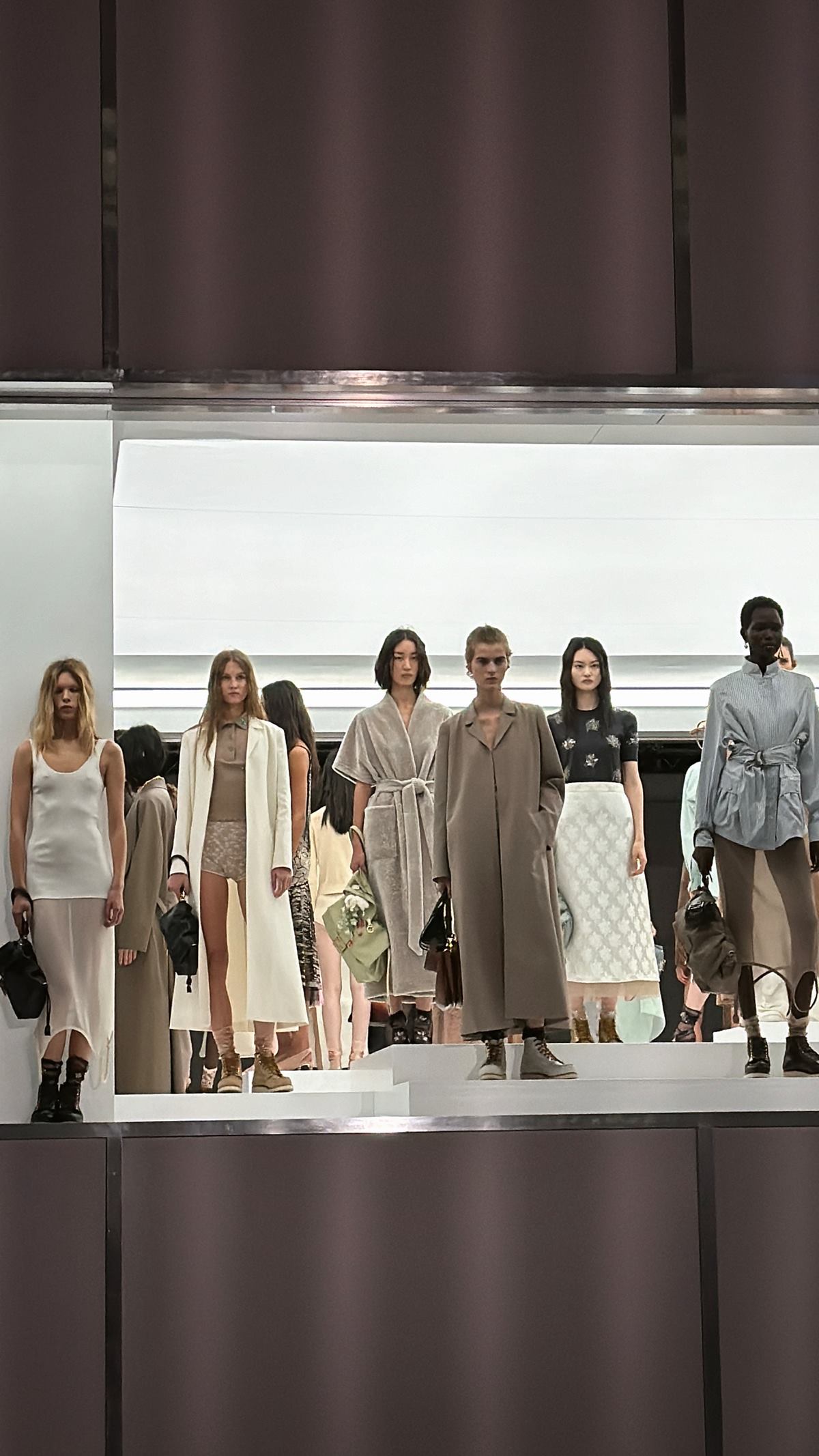 Modelos em palco no desfile da Fendi, em Milão - Metrópoles