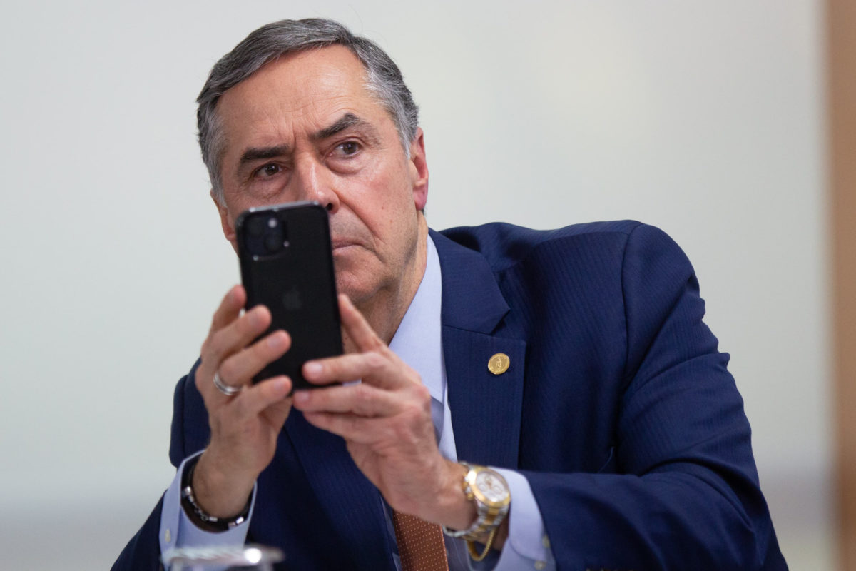 Barroso reage e acusa revista inglesa de promover narrativa golpista