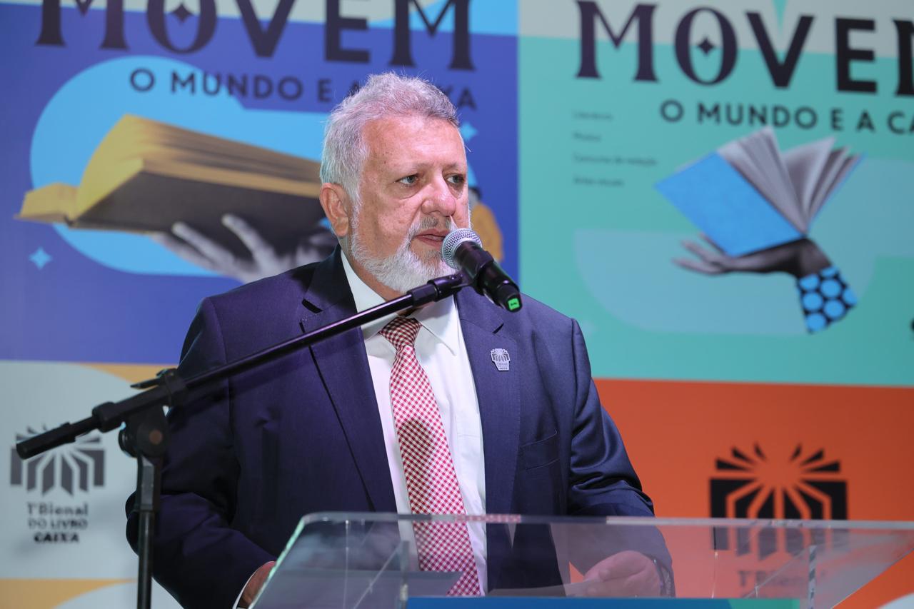 Foto colorida do presidente da Caixa Econômica Federal, Carlos Vieira, na 1ª Bienal do Livro da Caixa - Metrópoles