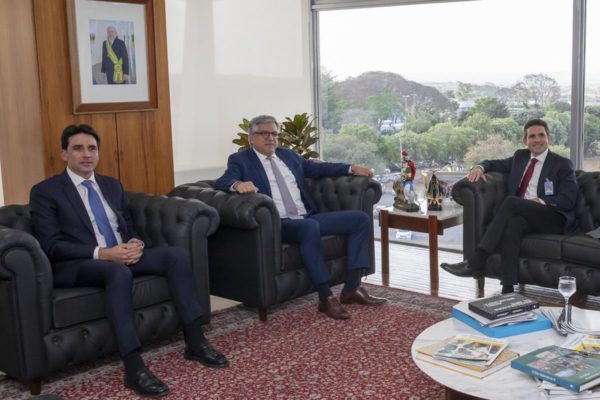 Foto colorida de Ministro de Estado Chefe da Secretaria de Relações Institucionais da Presidência da República Alexandre Padilha em reunião com o Ministro de Portos e Aeroportos Silvio Costa e Líder e o Lider Hogo Mota Republicanos/PB - Metrópoles