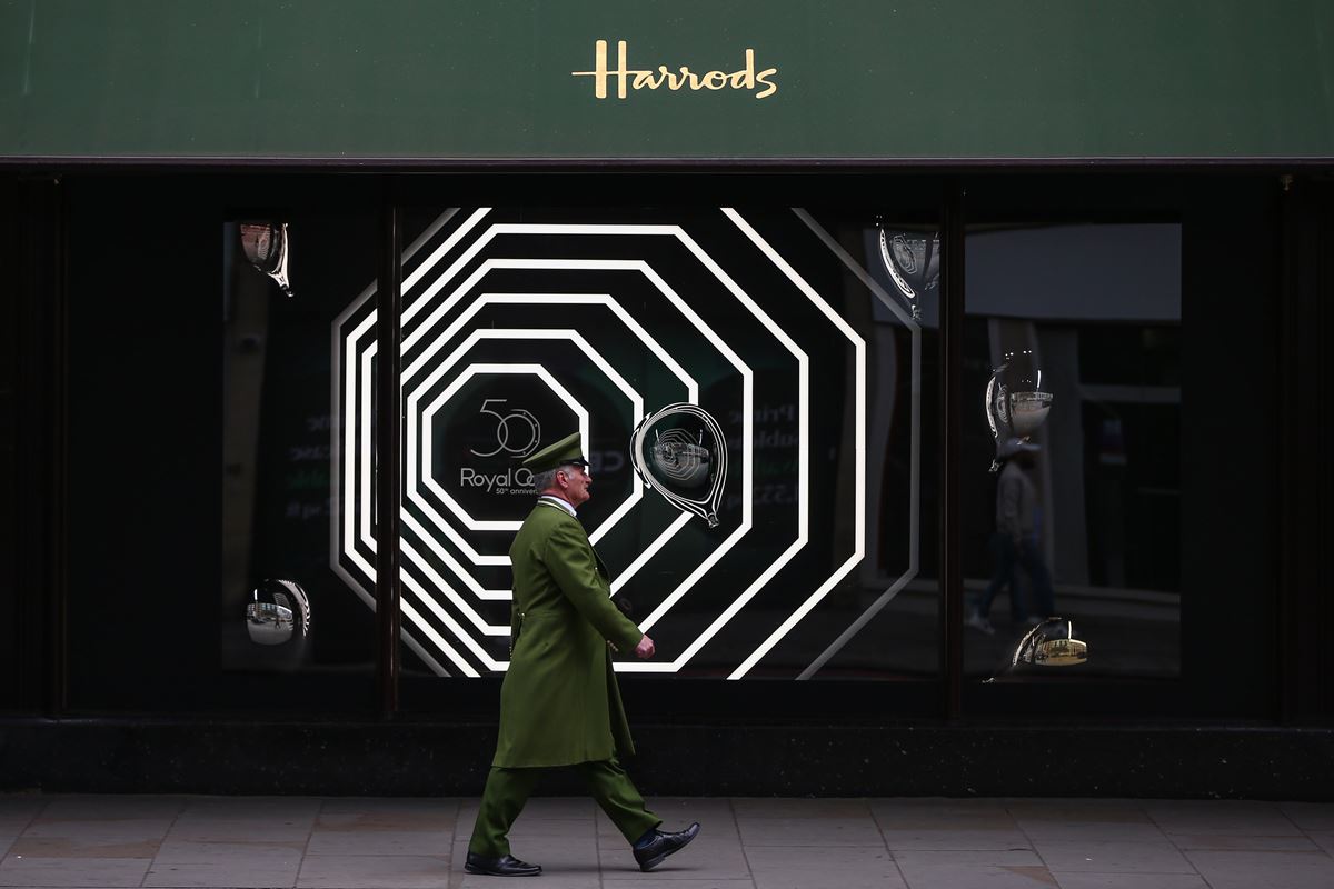 Na imagem com cor, fachada da loja Harrods - Metrópoles