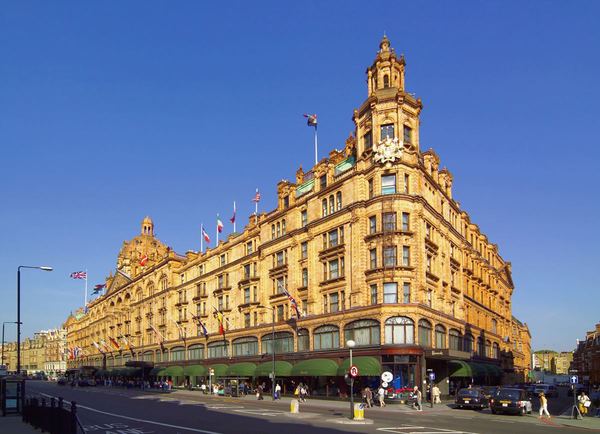 Na imagem com cor, fachada da loja Harrods - Metrópoles