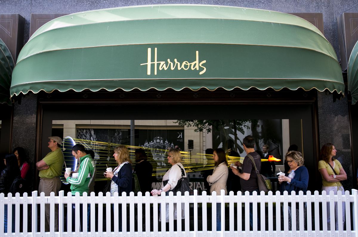 Na imagem com cor, fachada da loja Harrods - Metrópoles