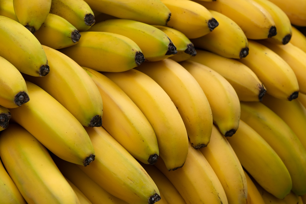 Bananas amarelas maduras no mercado comercial.