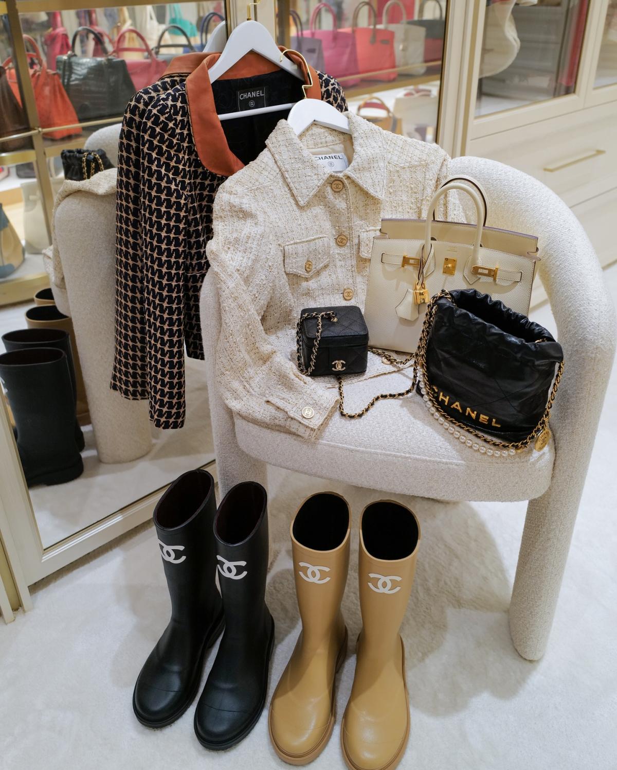 Na imagem com cor, foto da influencer Jamie Chua com bolsas da Hermès no closet - metrópoles