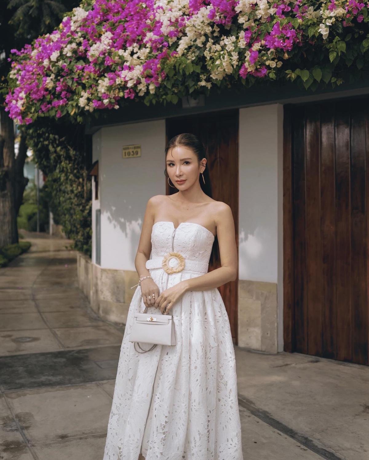 Na imagem com cor, foto da influencer Jamie Chua com bolsas da Hermès no closet - metrópoles