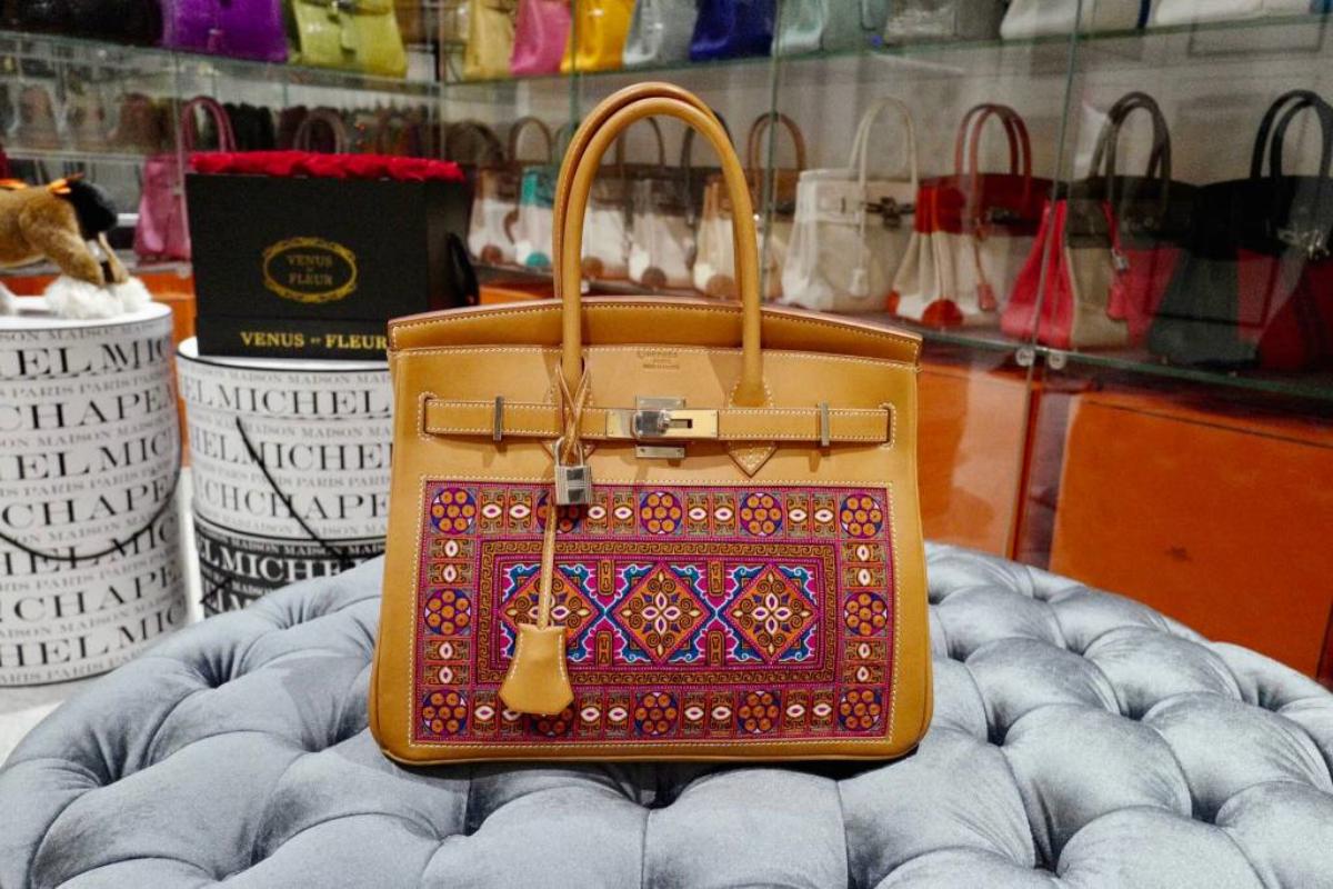 Na imagem com cor, foto das bolsas da Hermès no - metrópoles