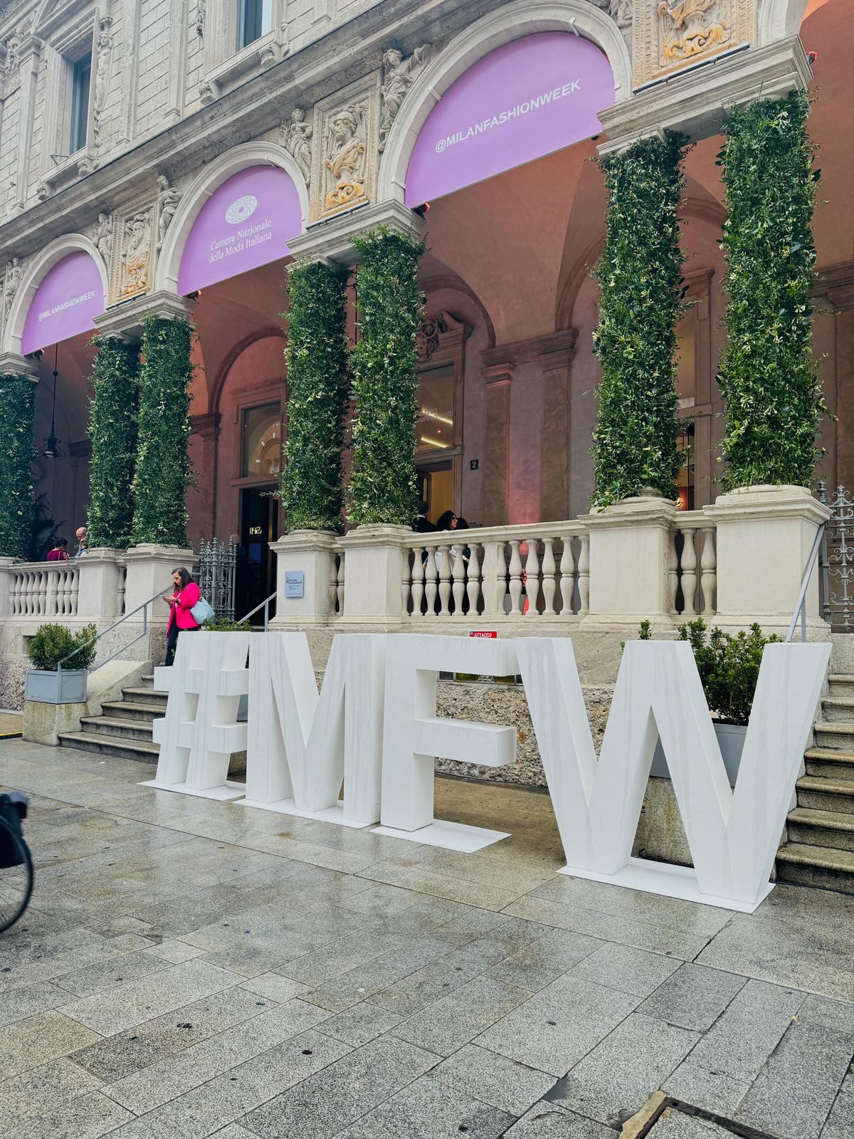 Letreiro do Milão Fashion Week - Metrópoles