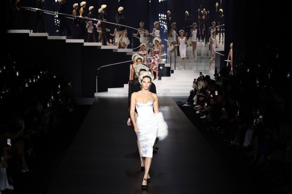 Na imagem com cor, foto do desfile da Dolce & Gabbana - metrópoles 