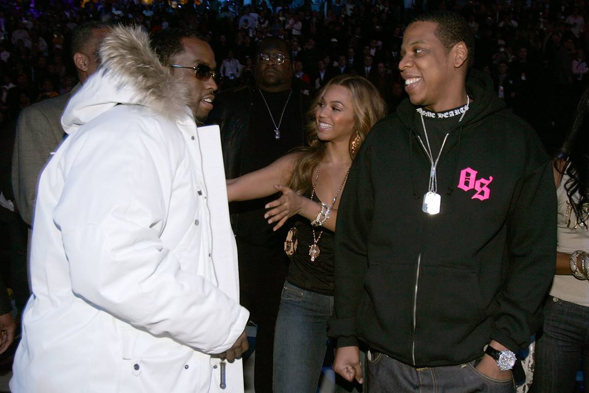 Na imagem colorida, Sean Diddy Combs, Beyoncé e Jay-Z sorriem um para o outro em evento - Metrópoles