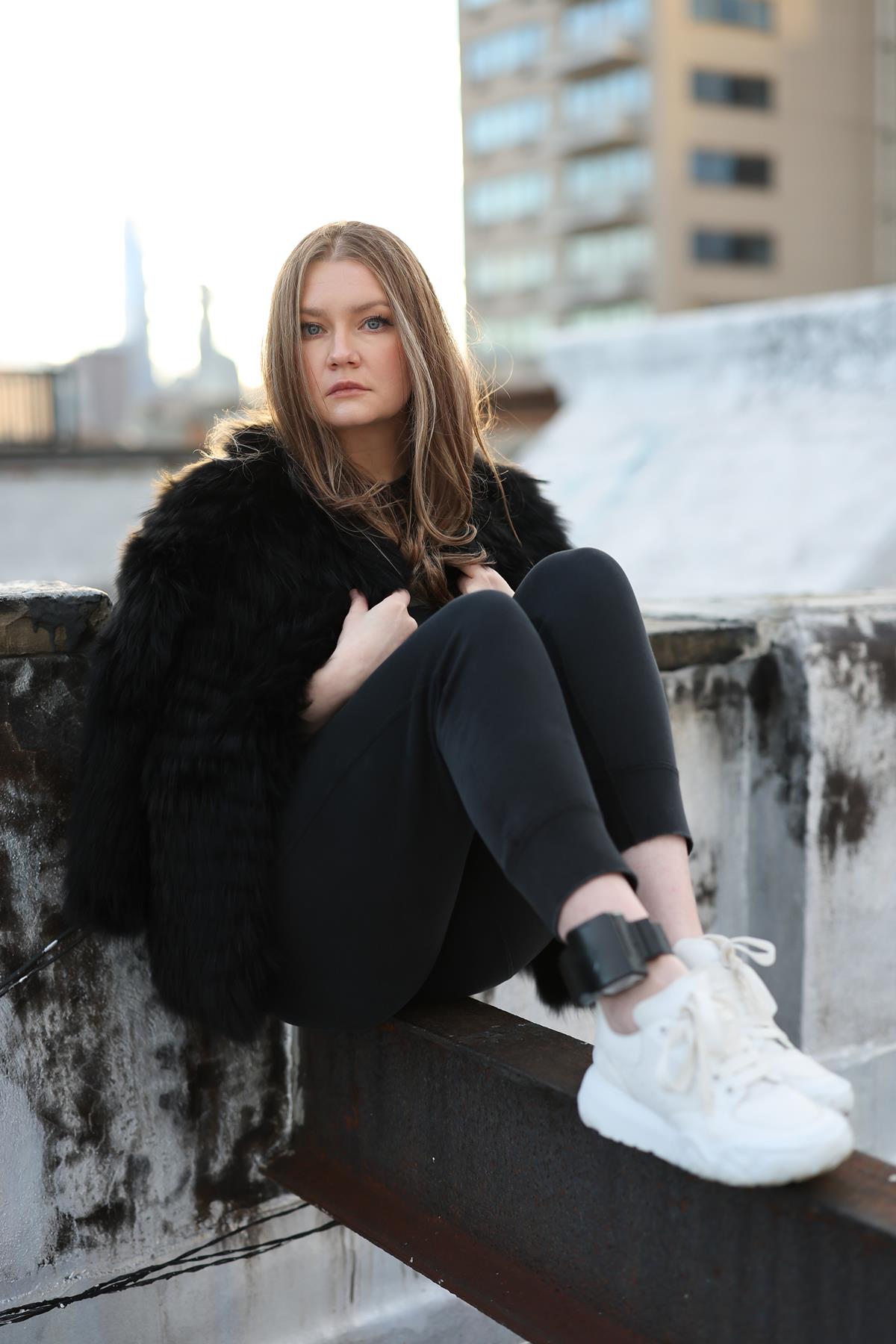 Na imagem com cor, a golpista Anna Delvey - Metrópoles