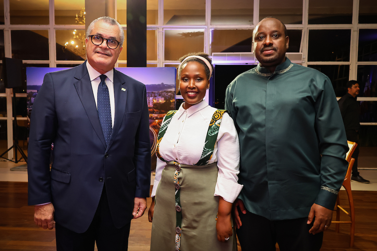 Embaixador do Gabão, Jacques Michel Moudouté-Bell; embaixatriz de Ruanda, Annet Baingana; e embaixador de Ruanda, Lawrence Manzi