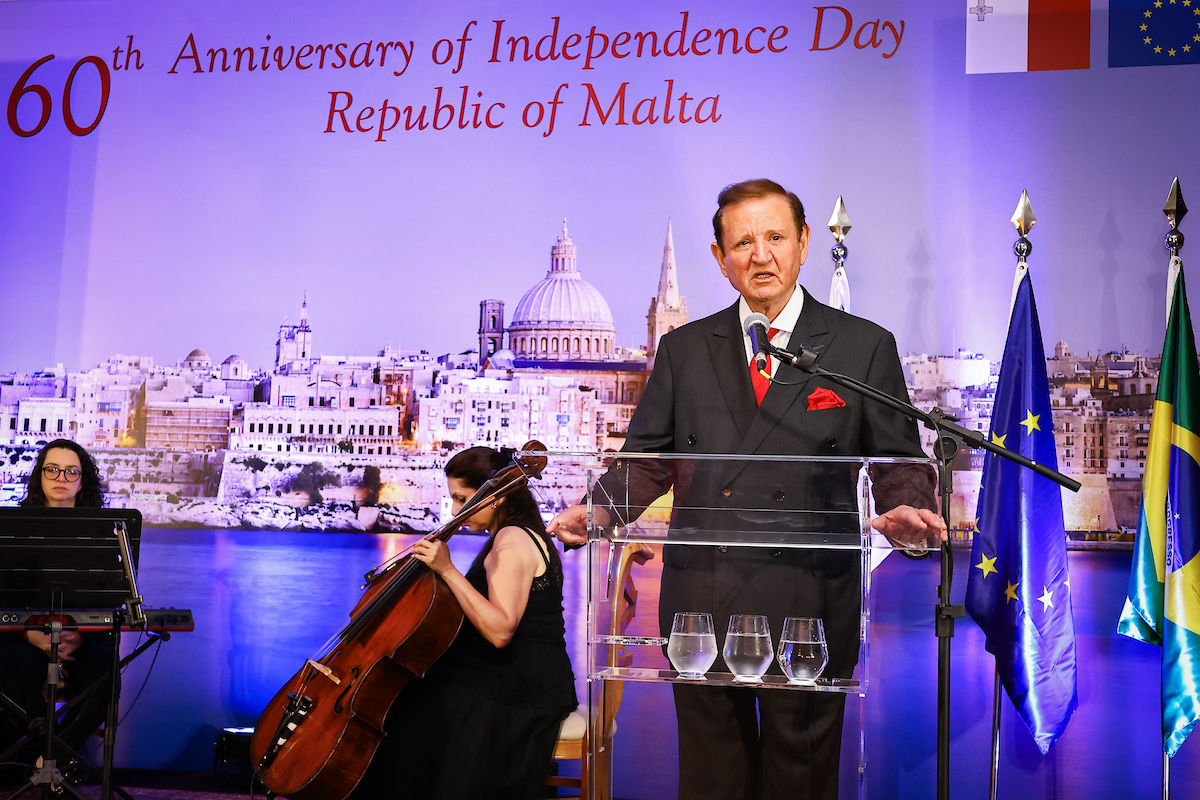 Embaixador de Malta John Aquilina se emociona ao falar da independência da ilha mediterrânea