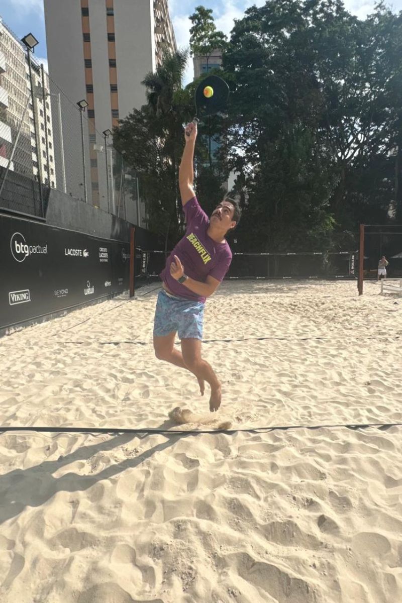 Guru Bigode joga beach tennis