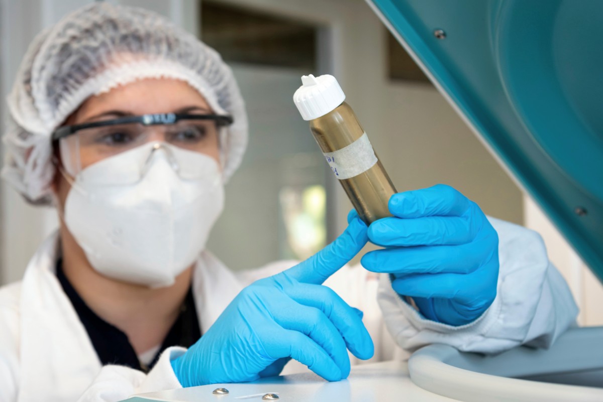 Fotografia colorida mostrando mulher em laboratório-Metrópoles