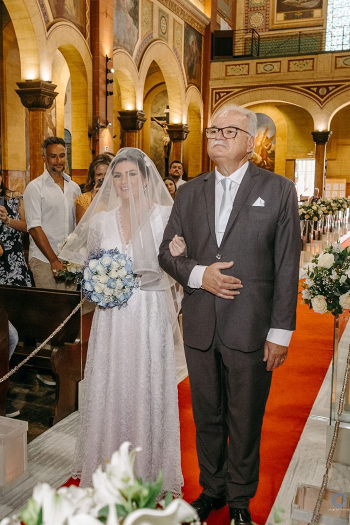 Imagem mostra Maíra Vieira vestida de noiva e o pai, entrando na igreja - Metrópoles