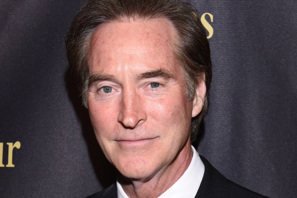 Imagem colorida do ator Drake Hogestyn em evento, usando terno - Metrópoles