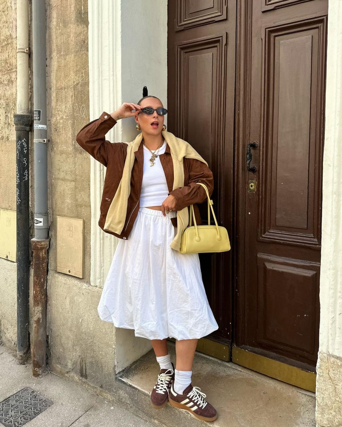 Na imagem com cor, foto de influencer com um look balonê - metrópoles