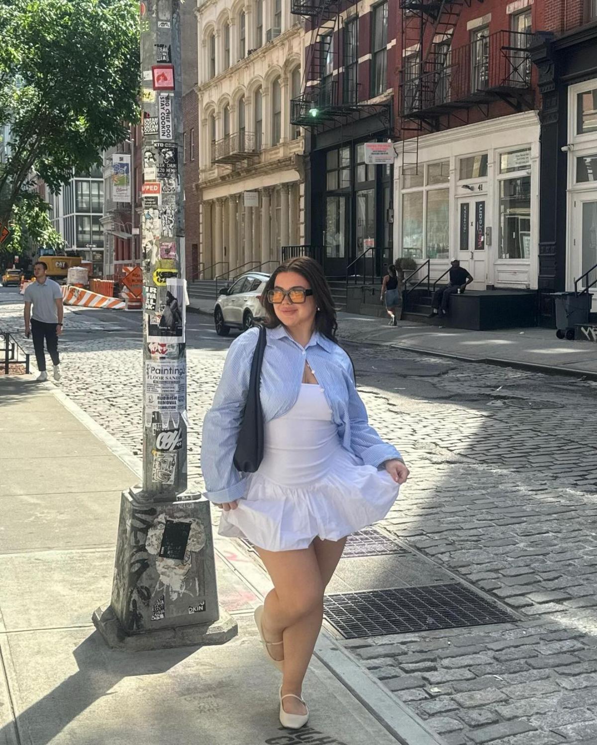 Na imagem com cor, foto de influencer com um look balonê - metrópoles