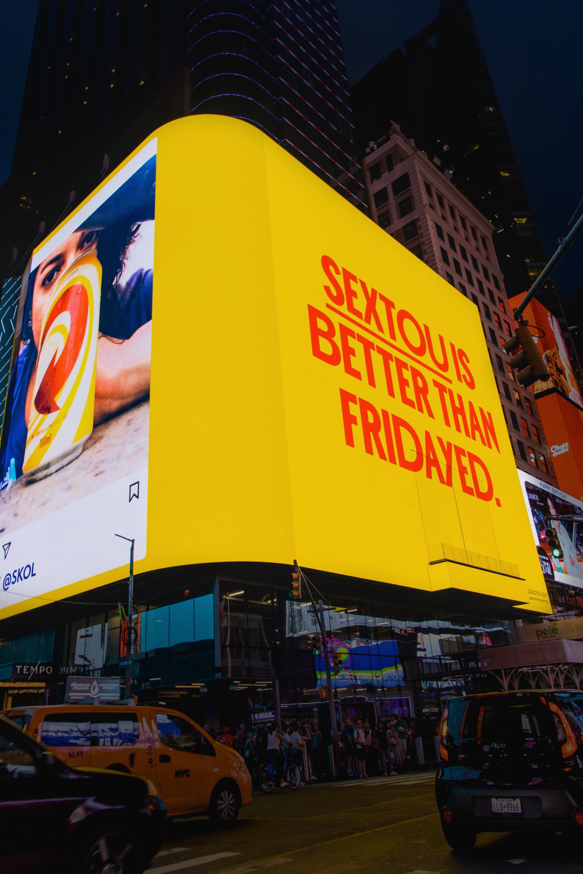 Fotografia colorida mostrando painel na Times Square-Metrópoles