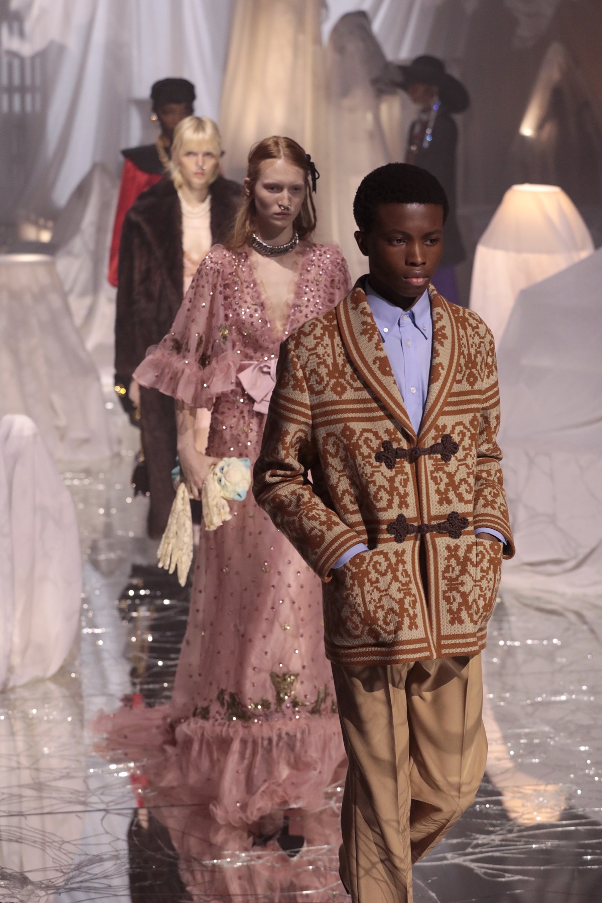 alessandro michele estreia na valentino desfile paris fashion week pfw - metrópoles