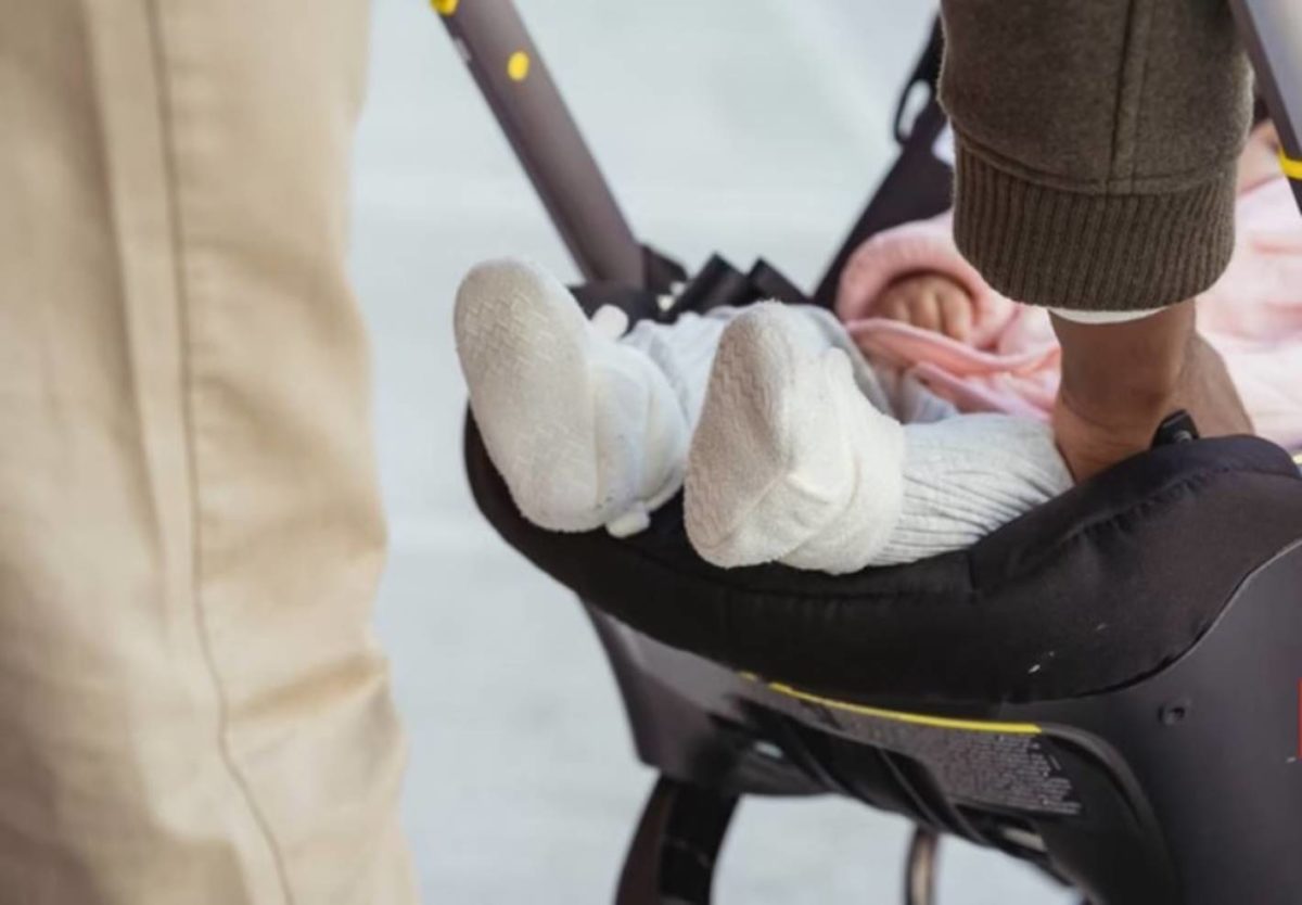 Imagem colorida de um bebê em um carrinho - Metrópoles