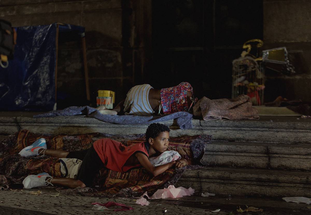 Foto colorida de meninos de rua - Metrópoles