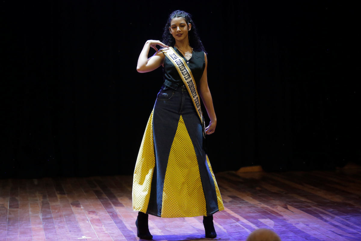 Na imagem com cor, foto do desfile do Projeto Espalhando Amor no Complexo Cultural de Samambaia - metrópoles