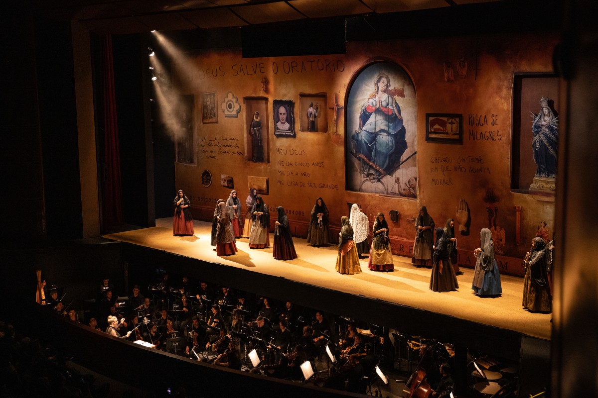 Fotografia colorida mostrando a Opera Devoção no Palácio das Artes em Belo Horizonte-Metrópoles