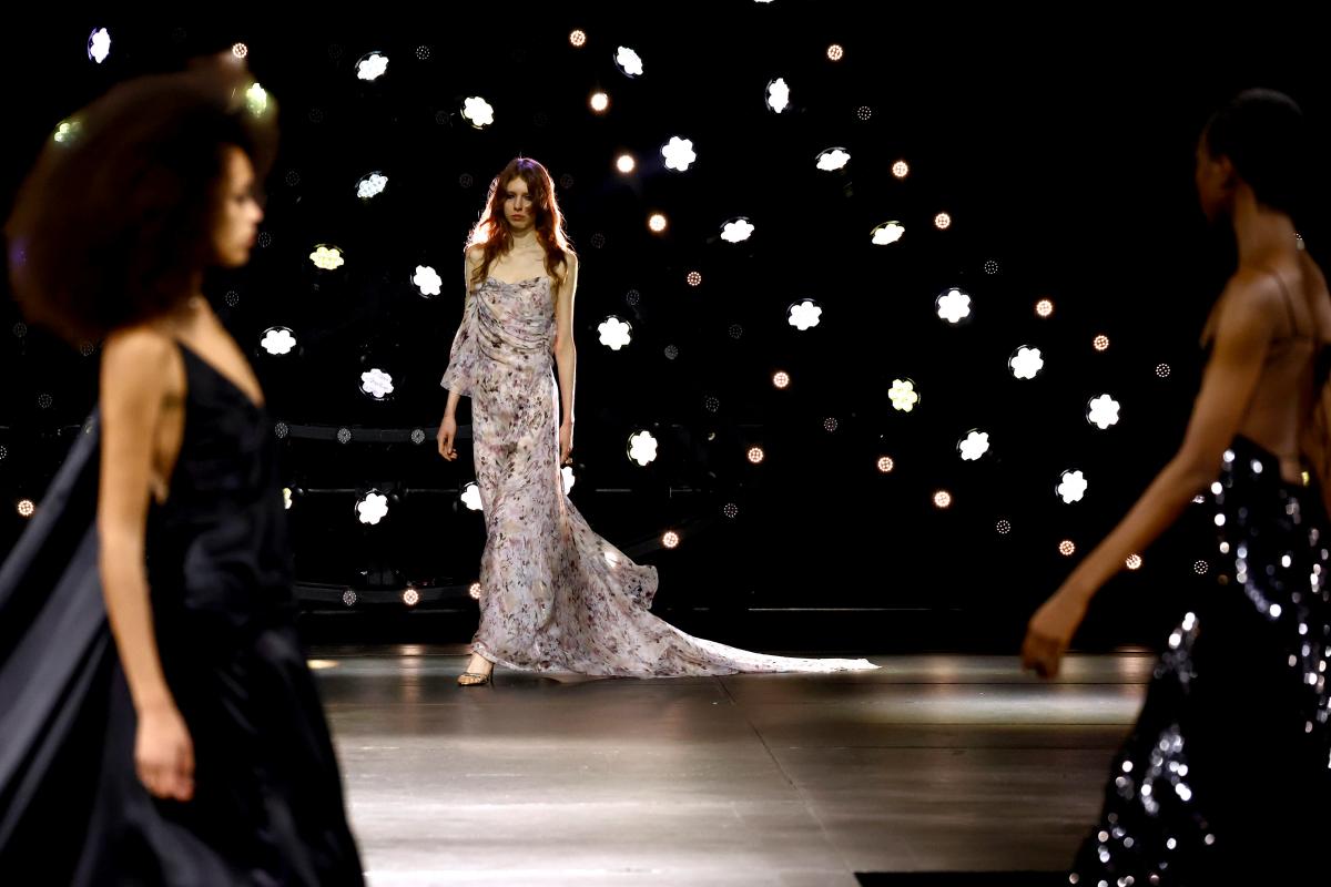 Na imagem com cor, fotos do desfile da Celine - metrópoles 