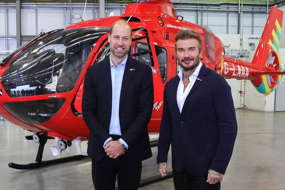 Foto colorida de dois homens em frente a helicóptero - Metrópoles