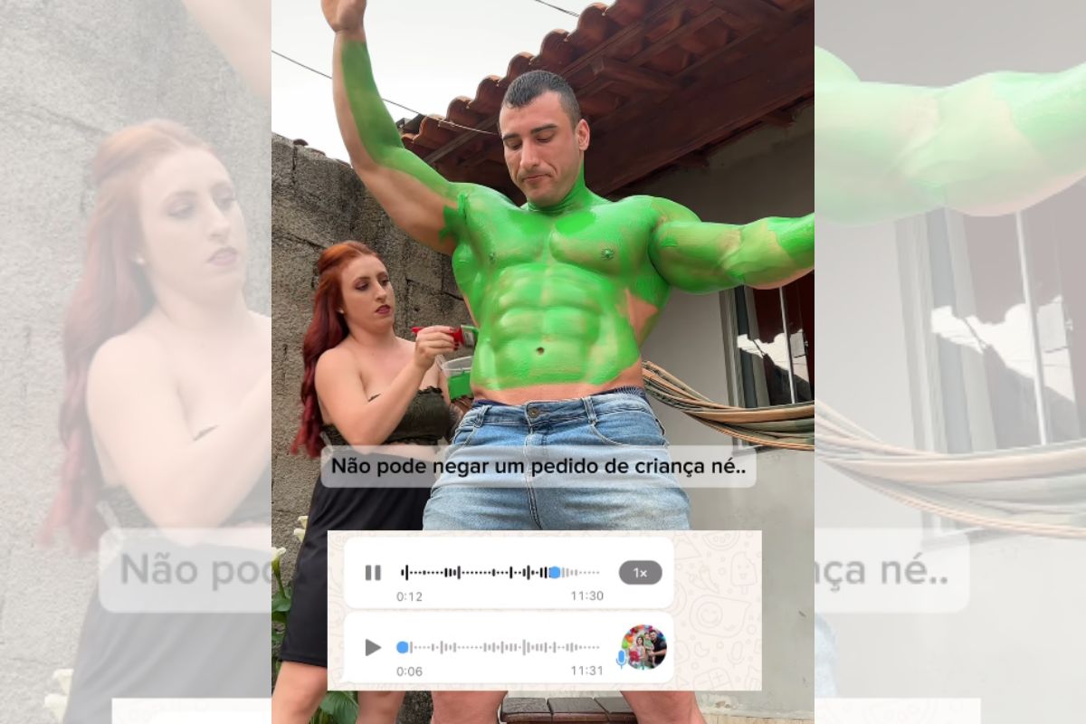 Foto colorida de uma mulher pintando um homem de tinta verde - Metrópoles