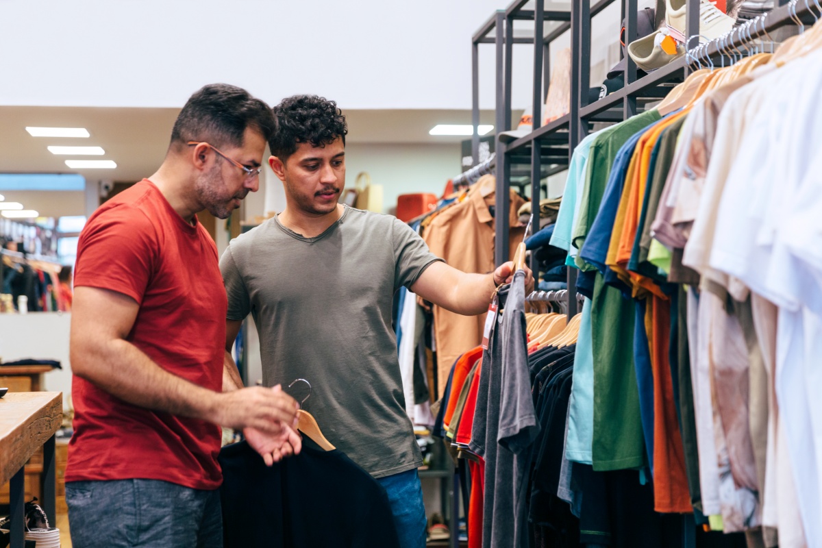 Homens comprando roupas em loja