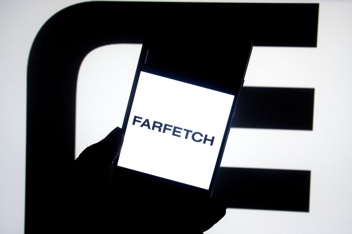 Nesta ilustração fotográfica, um logotipo da Farfetch visto exibido em um smartphone e ao fundo