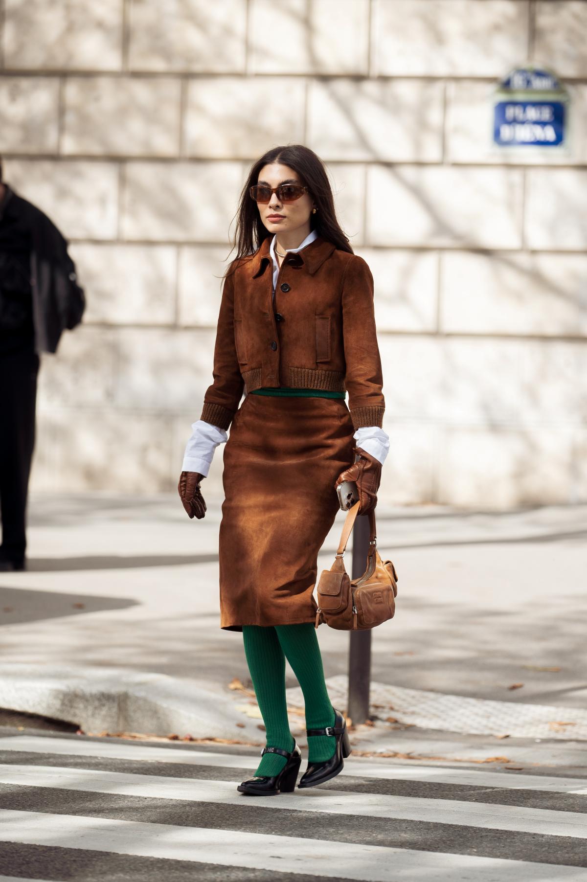 Na imagem com cor, mulher posando para foto no Paris Fashion Week - metrópoles