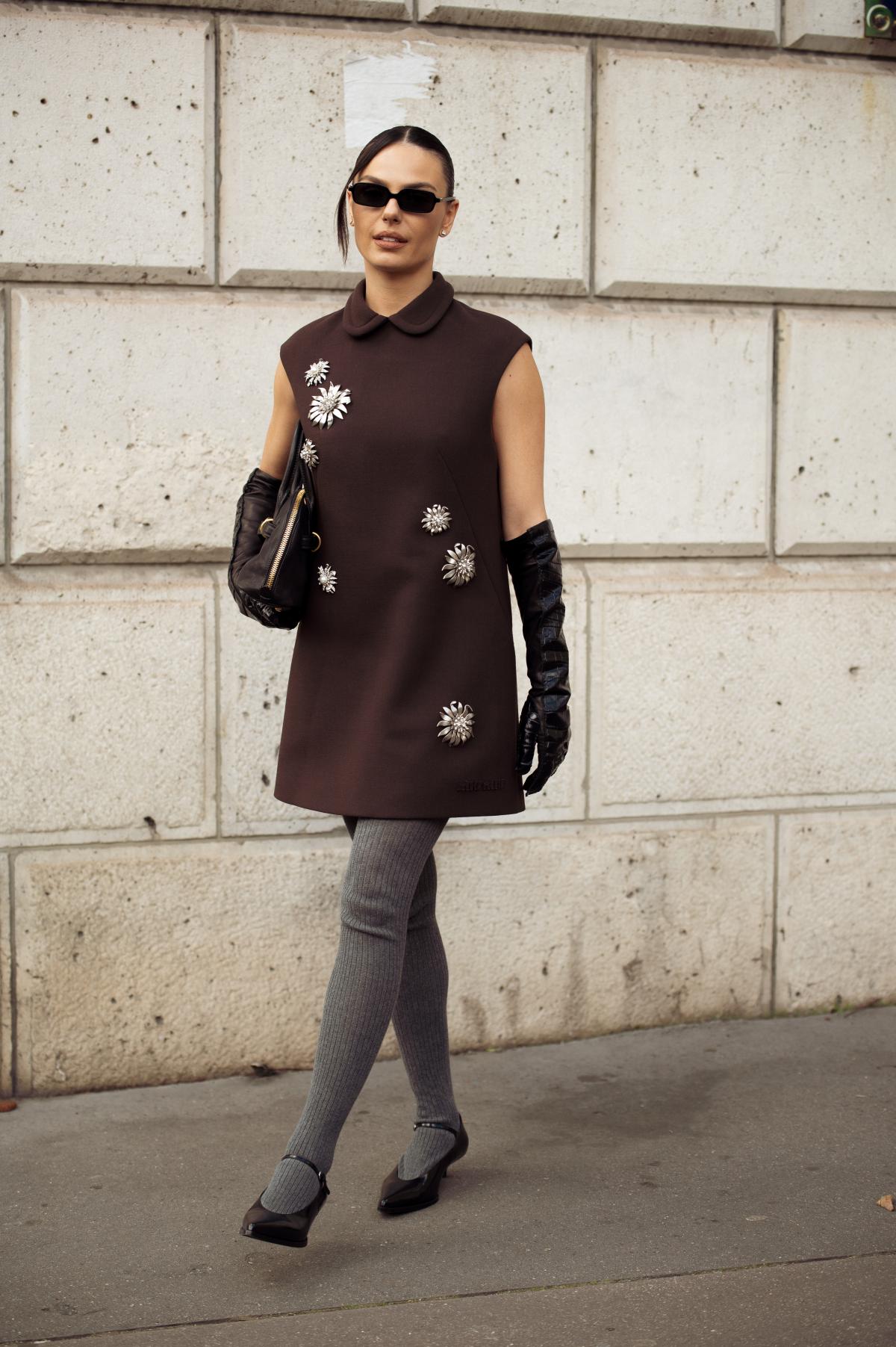 Na imagem com cor, mulher posando para foto no Paris Fashion Week - metrópoles