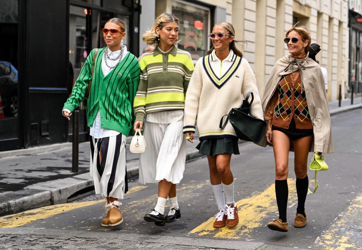 Na imagem com cor, mulher posando para foto no Paris Fashion Week tecido - metrópoles