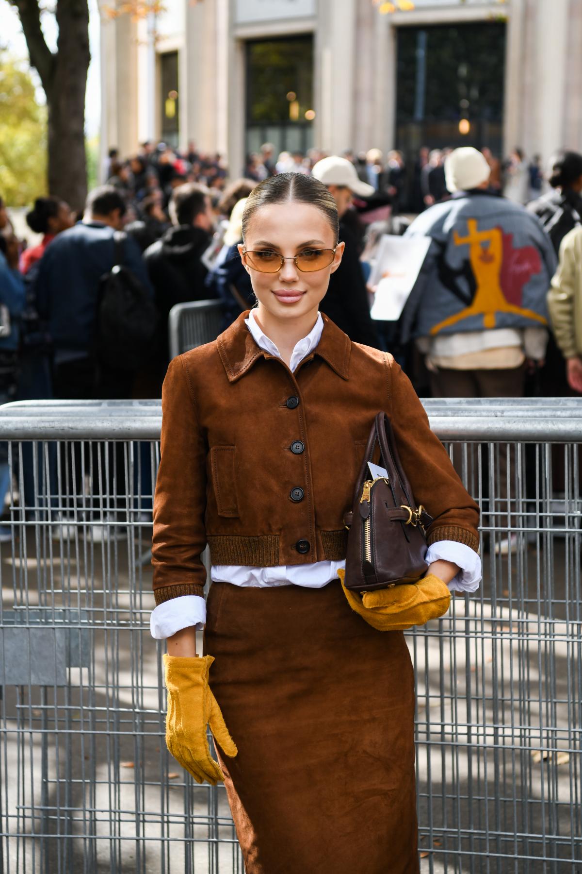 Na imagem com cor, mulher posando para foto no Paris Fashion Week - metrópoles