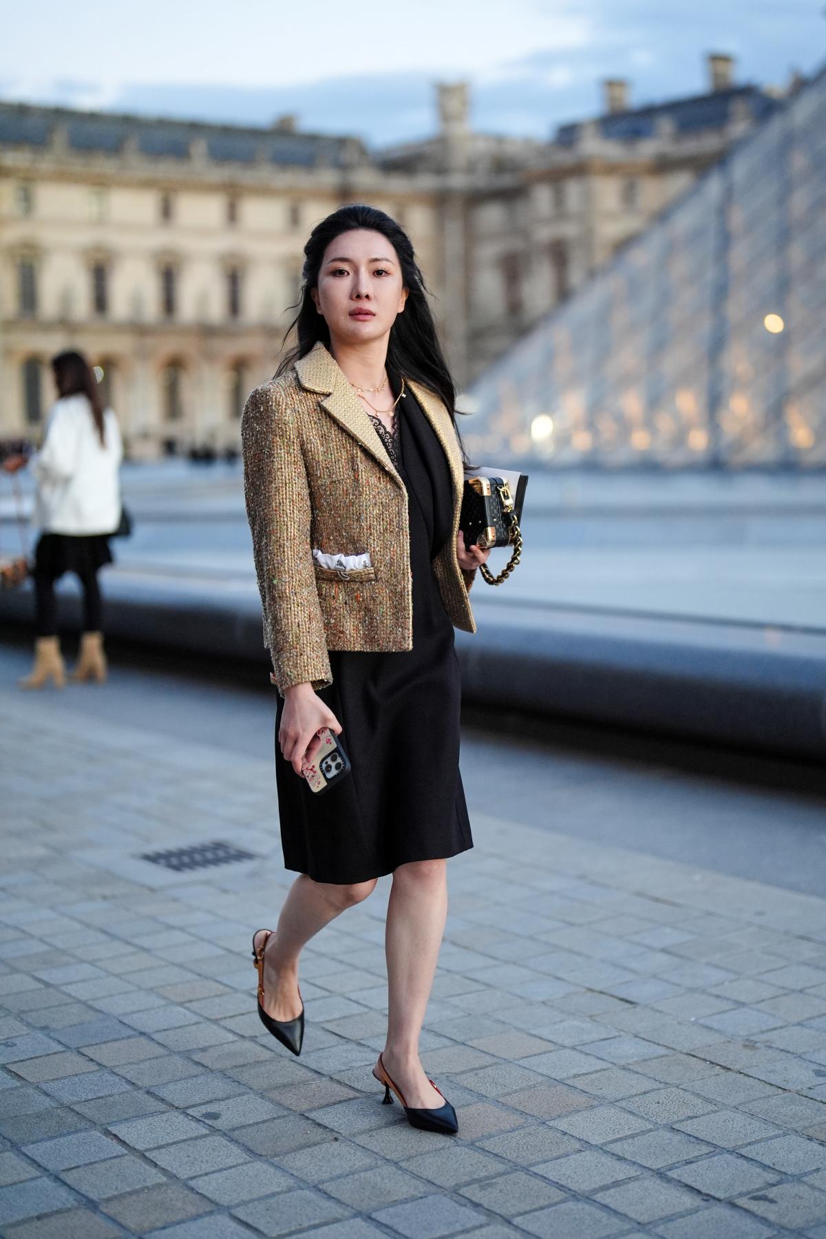 Na imagem com cor, mulher posando para foto no Paris Fashion Week - metrópoles