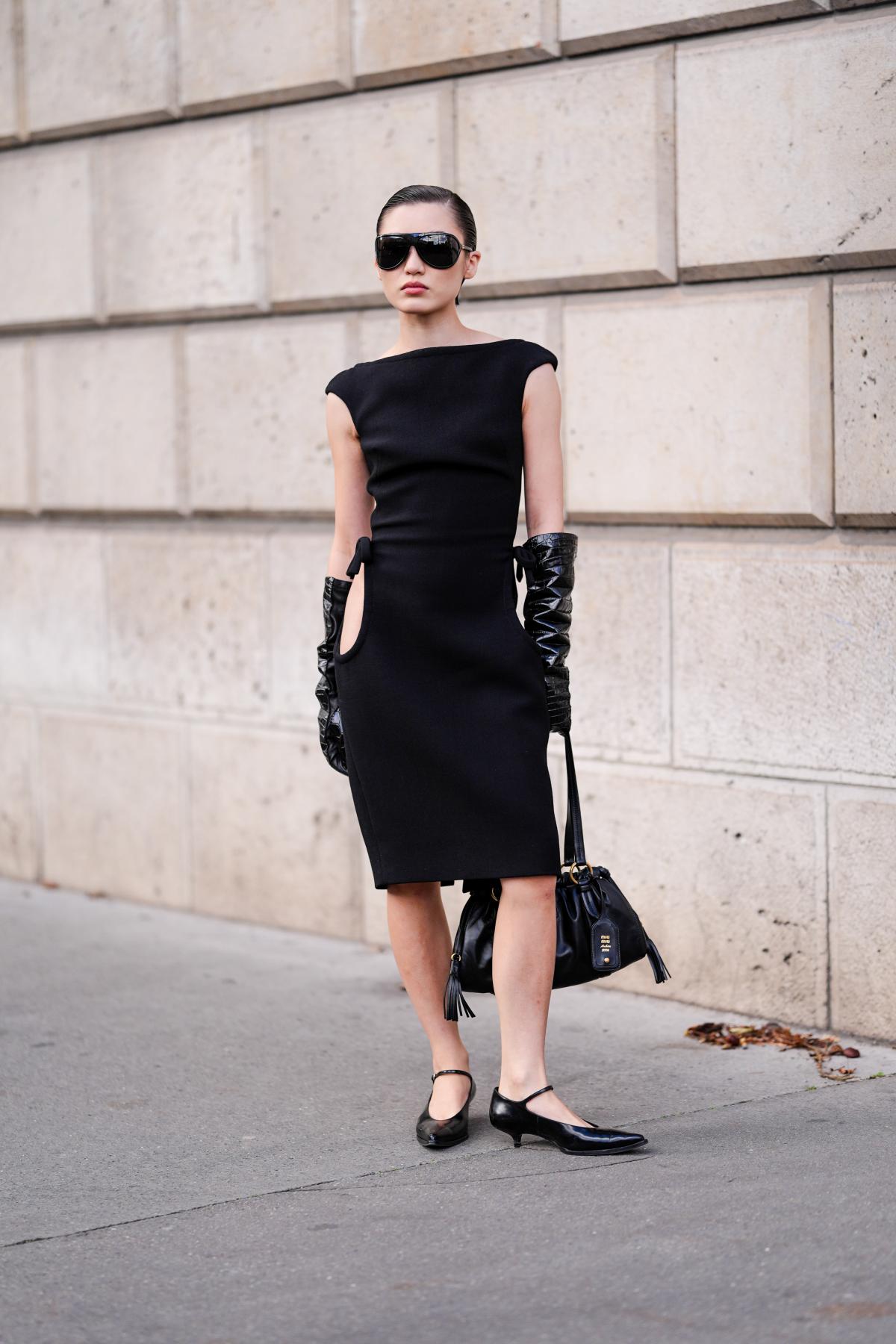 Na imagem com cor, mulher posando para foto no Paris Fashion Week - metrópoles