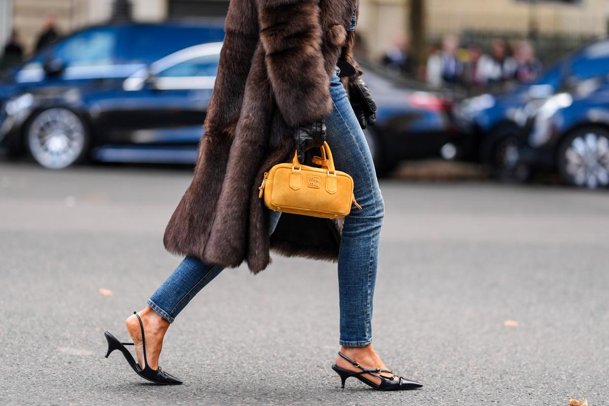 Na imagem com cor, mulher posando para foto no Paris Fashion Week - metrópoles