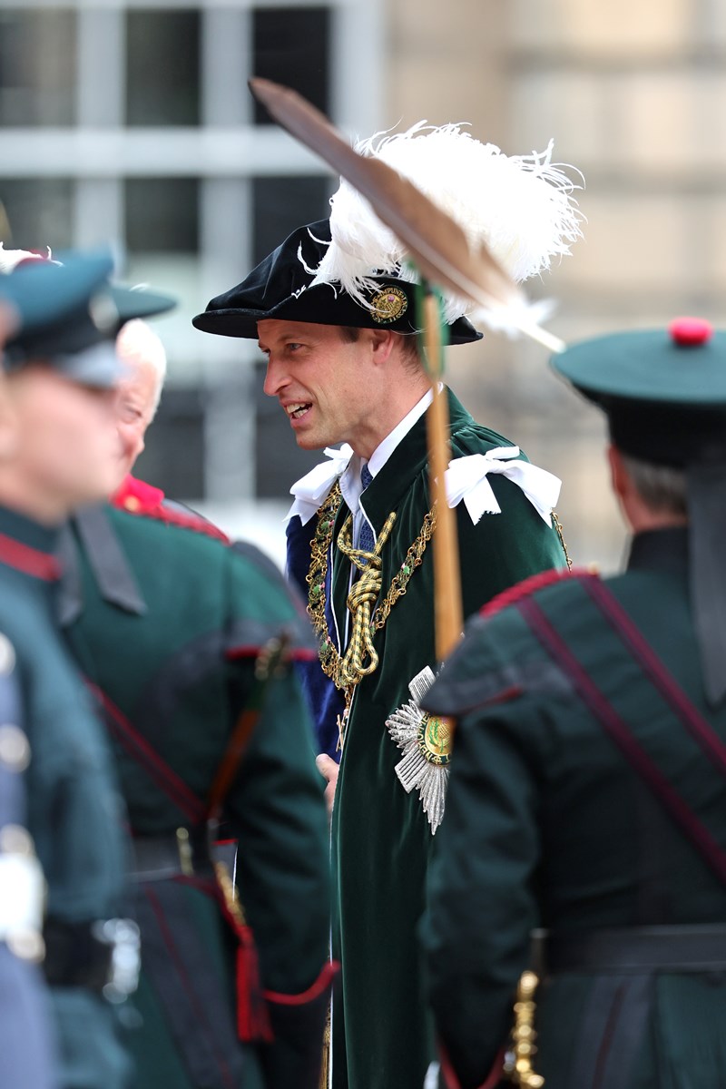 Foto colorida de homem com traje de evento da realeza na Escócia - Metrópoles