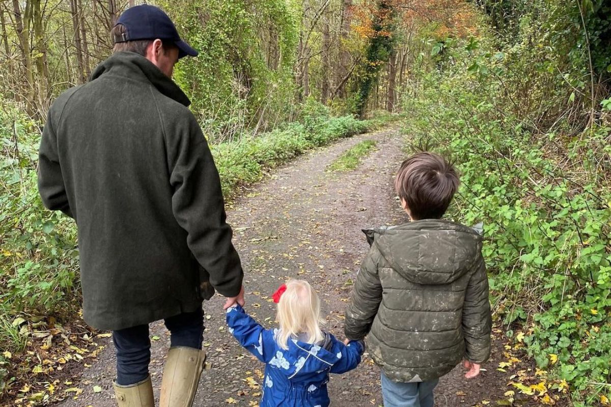 Edoardo Mapelli Mozzi com os filhos Wolfie e Sienna