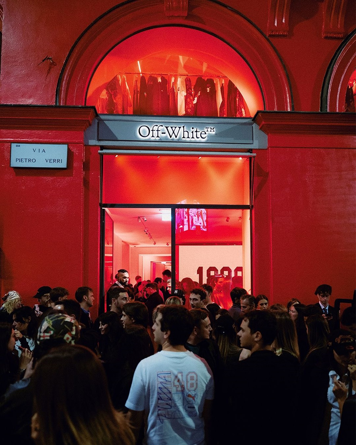 A imagem mostra a faixada da loja da Off White em Paris 