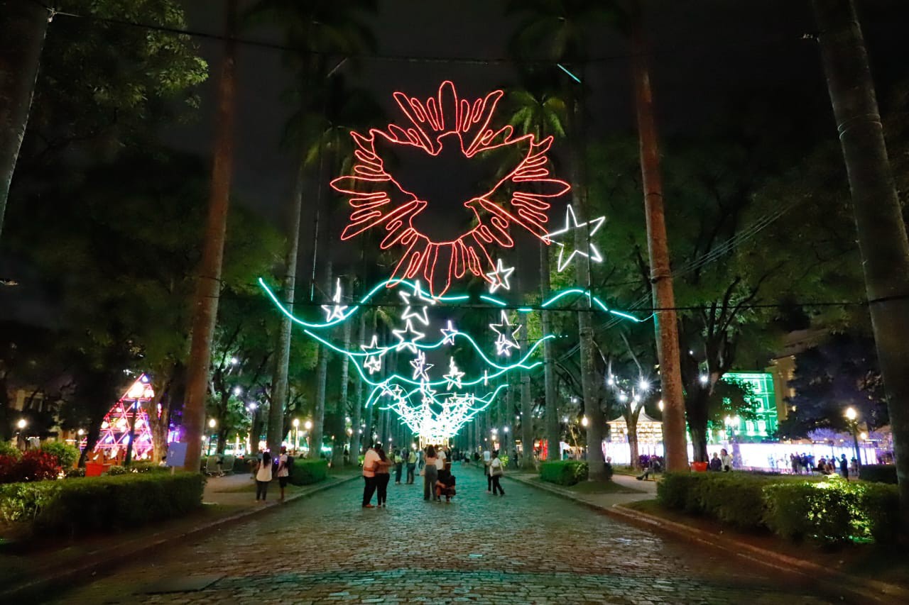 Fotografia colorida de praça enfeitada para o Natal-Metrópoles